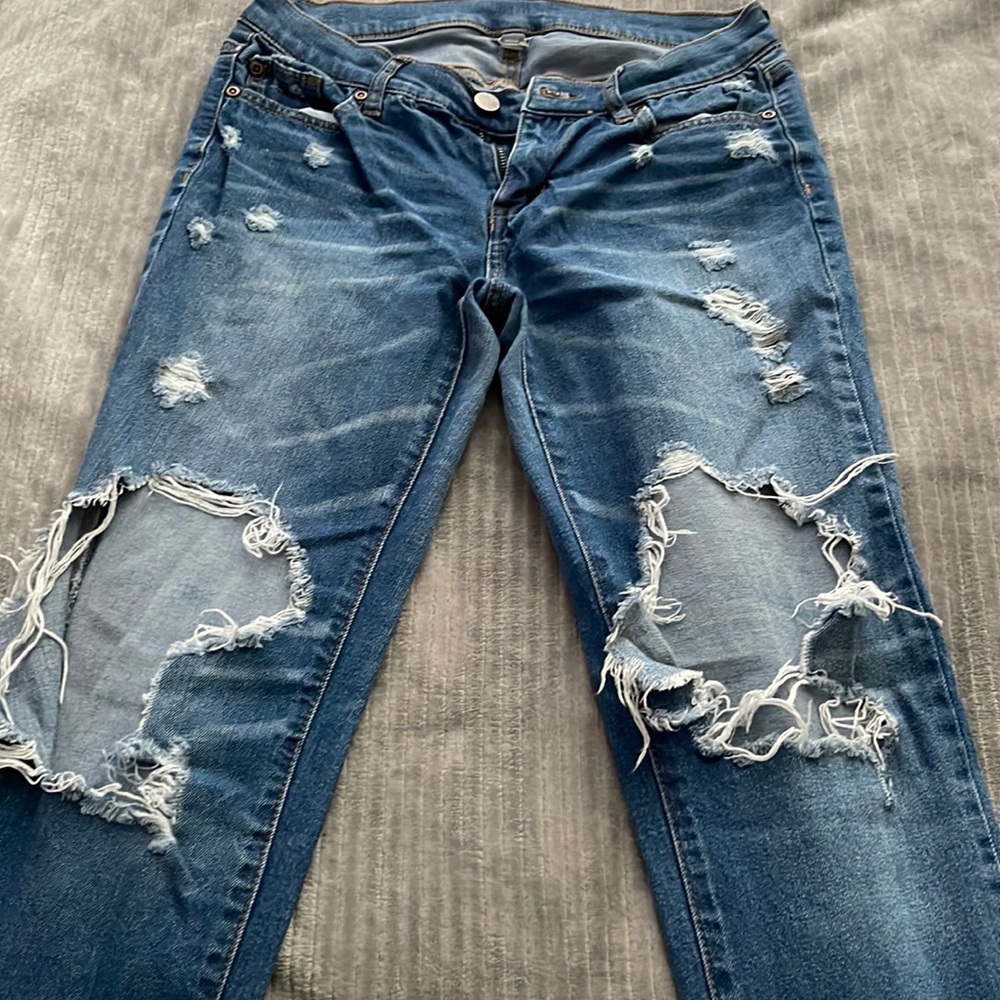 DISTRESSED JEANS